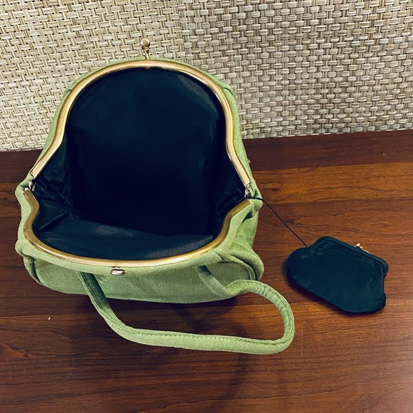 SOLD🌟HP🌟VTG 1950s Green Linen Kiss Clasp Handbag - Picture 5 of 12